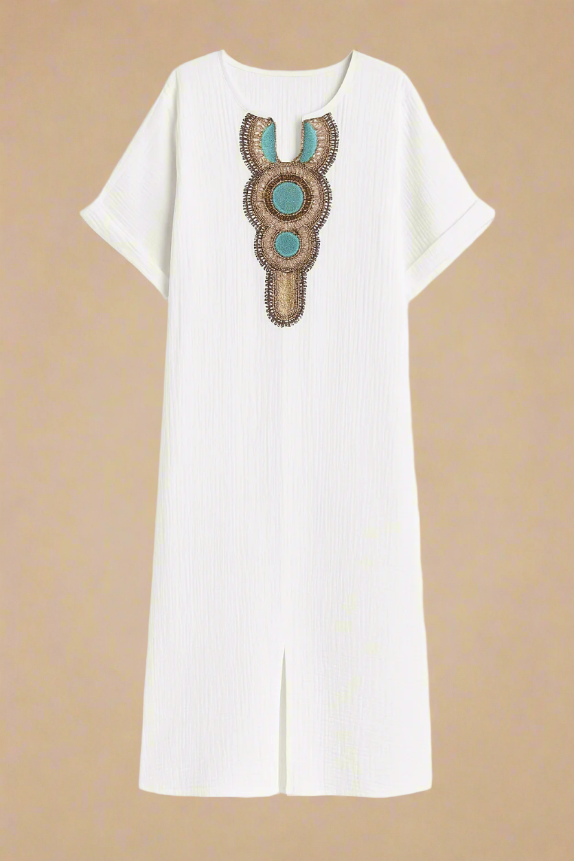 SAGA KJOLE | Abito lungo con scollatura decorata e spacchi laterali