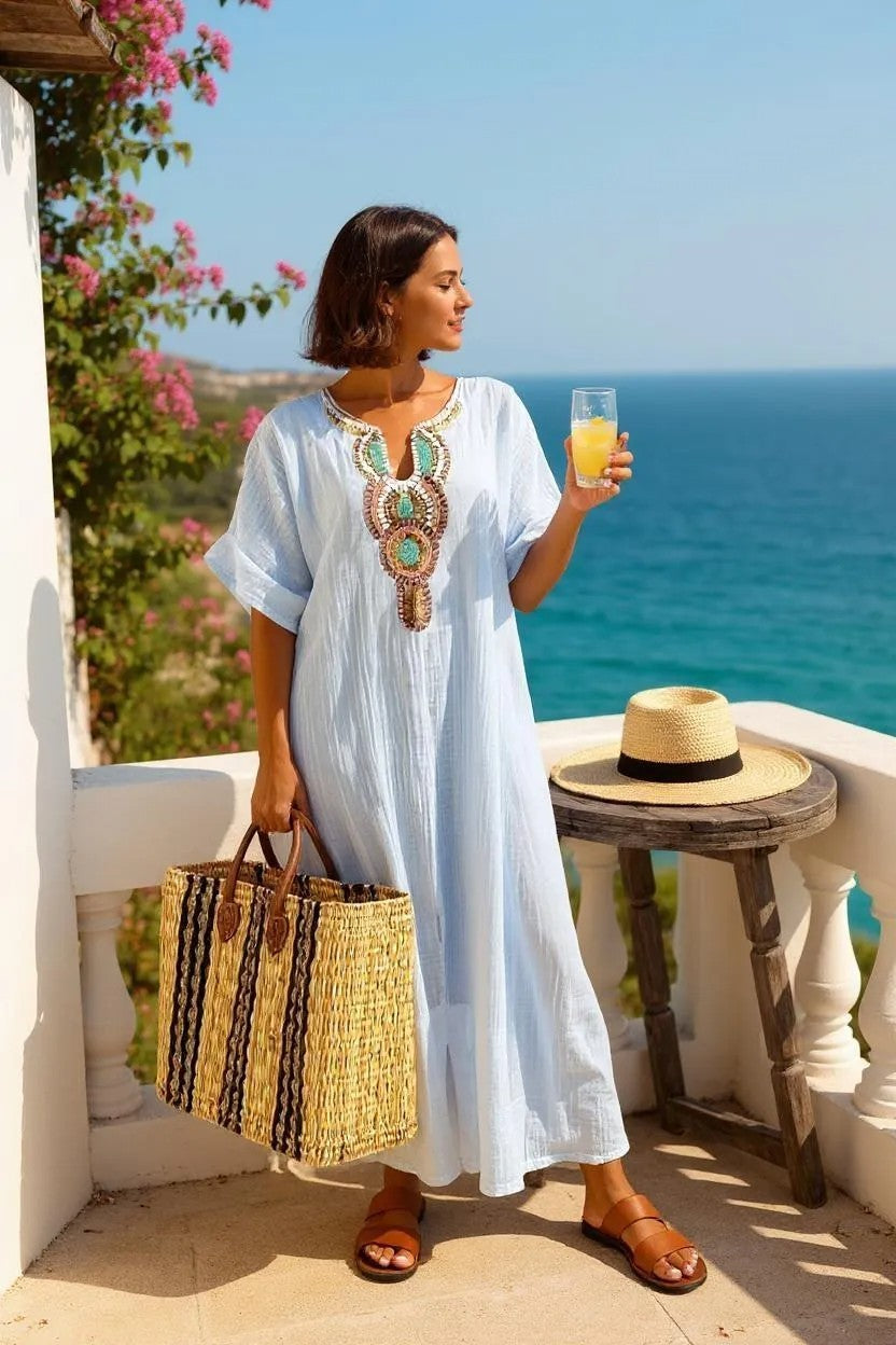 SAGA KJOLE | Abito lungo con scollatura decorata e spacchi laterali