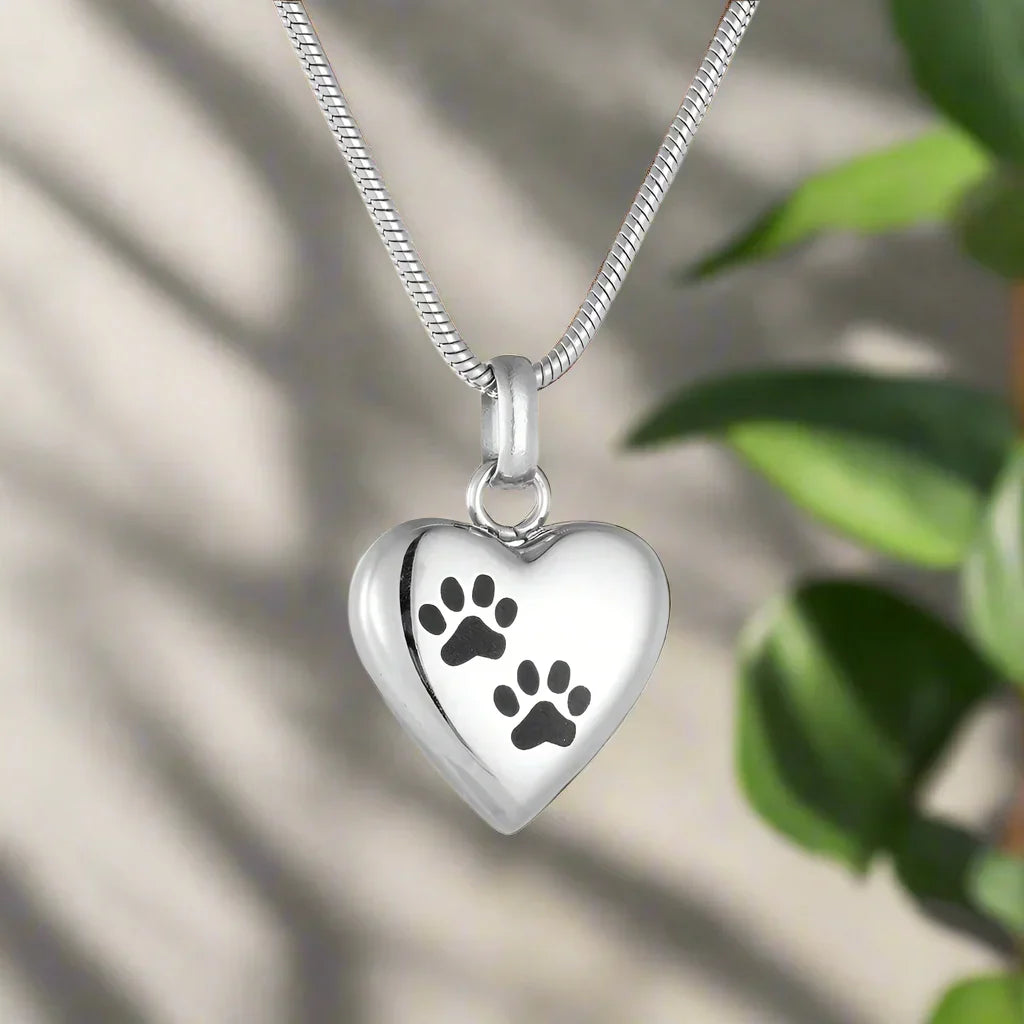 Collana con urna commemorativa per animali domestici – Ciondolo a forma di cuore con incisione di zampa