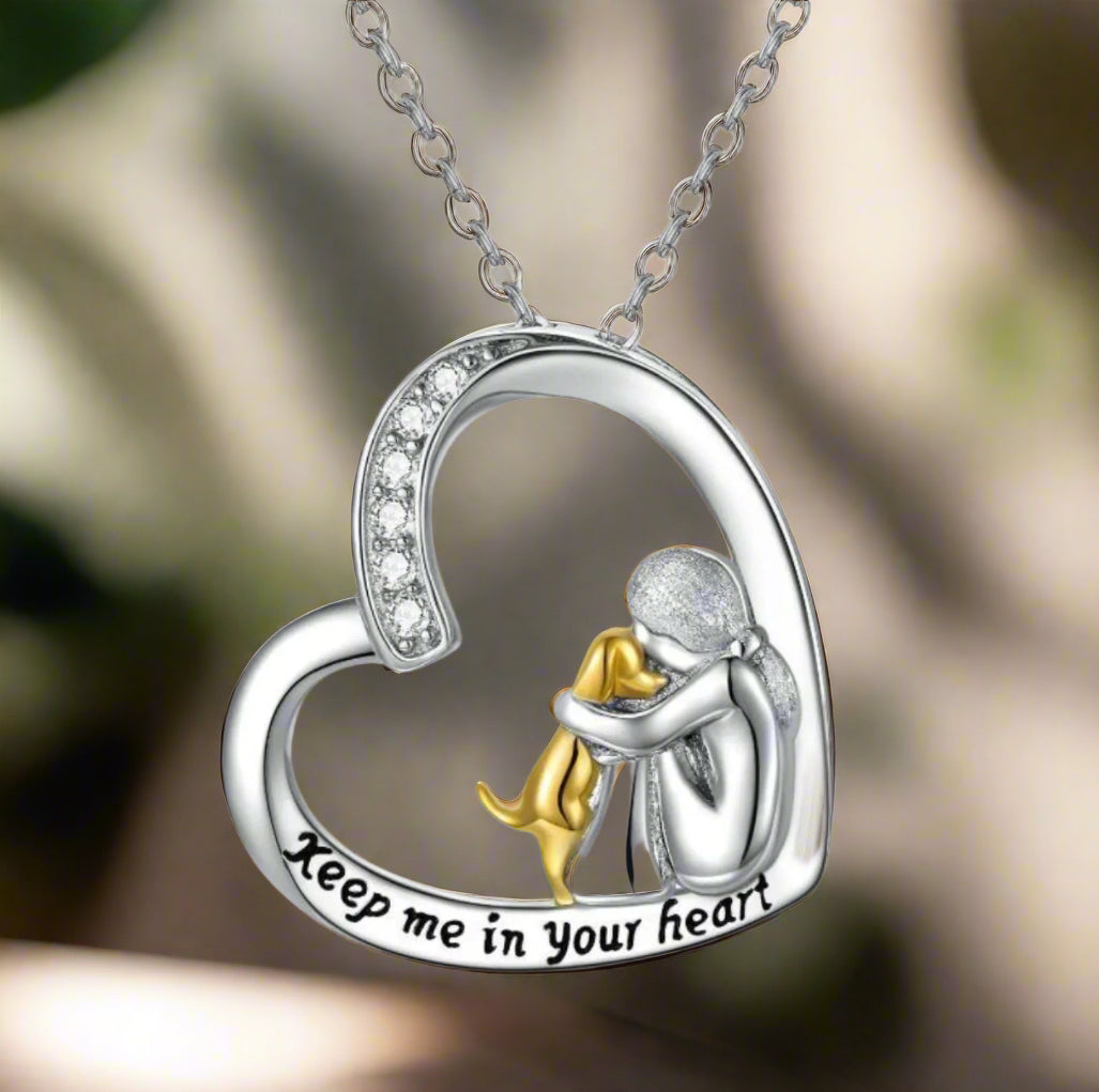 Collana con cuore in argento con cane e pietre di zirconia