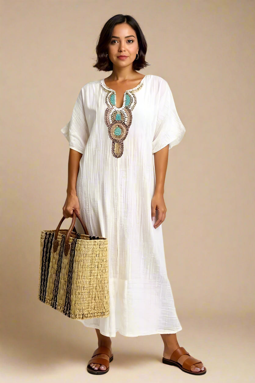 SAGA KJOLE | Abito lungo con scollatura decorata e spacchi laterali