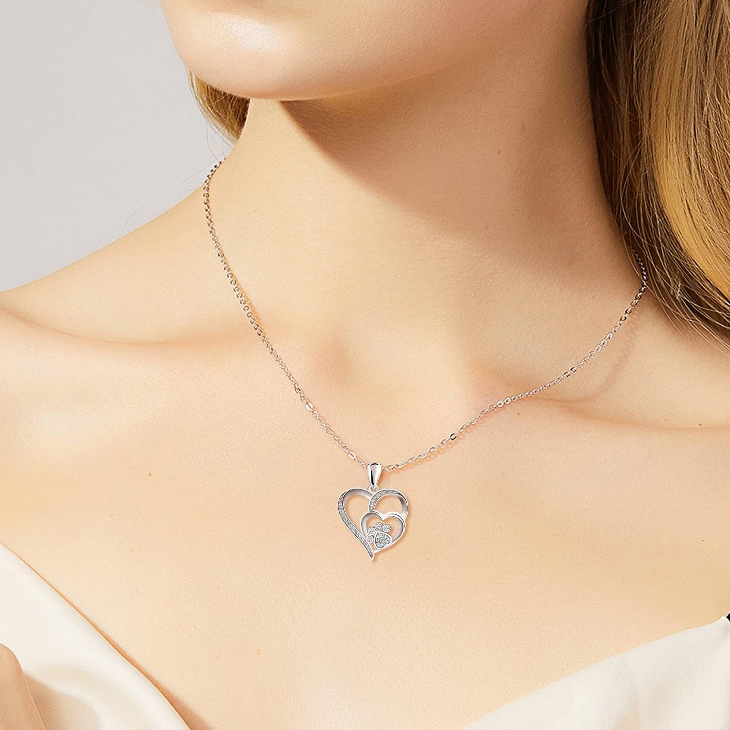 Collana in argento sterling con zampa e cuore con zirconi